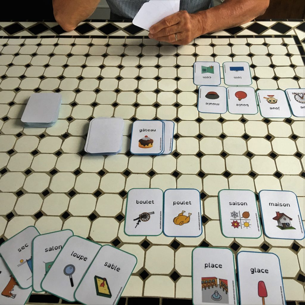 a la base des canapés 6 lettres